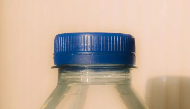 Studi: Kebiasaan Minum Air dari Botol Plastik Sekali Pakai Meningkatkan Mikroplastik 2 Kali Lipat