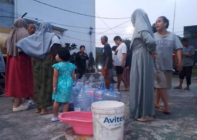 Pipa PDAM Bocor Warga Tangerang Kembali Antre Untuk Mendapatkan Air Bersih