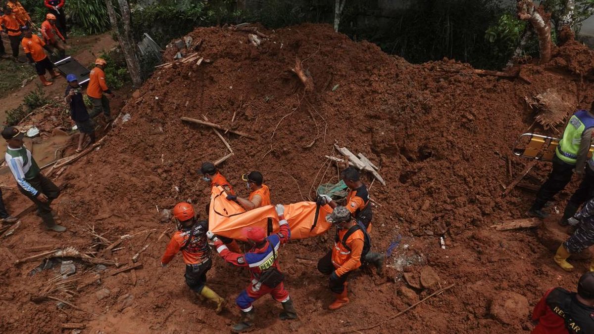 Pencarian Korban Longsor di Cilacap, 10 Orang Belum Ditemukan