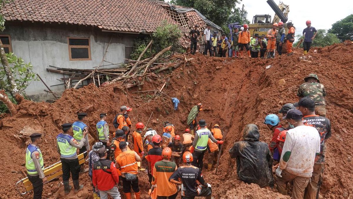 Delapan Korban Ditemukan Tewas, Sepuluh Masih Dalam Pencarian