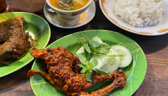 7 Tempat Makan Ayam Pedas Terbaik di Jogja yang Menantang Selera 2025