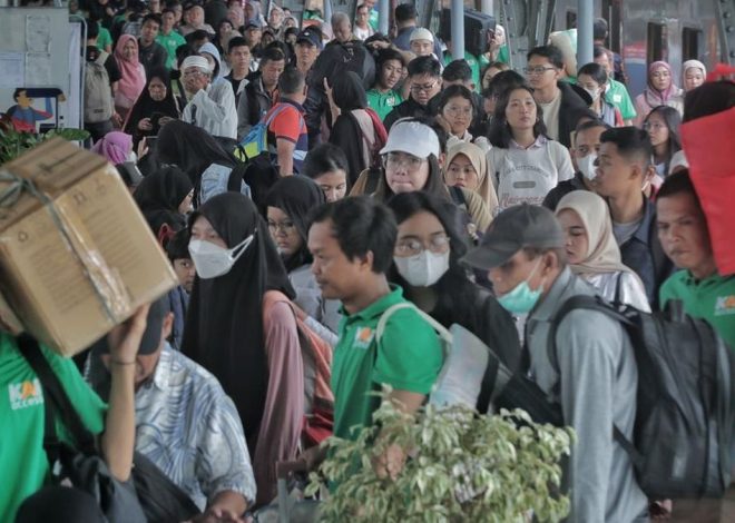 Arus Balik Nataru Stasiun Pasar Senen Penuh Penumpang