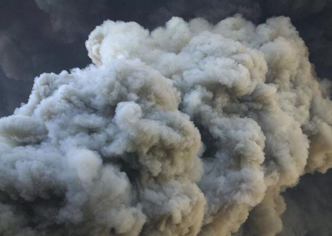 Lantai Rumah Warga Surabaya Mengeluarkan Asap dan Panas Misterius