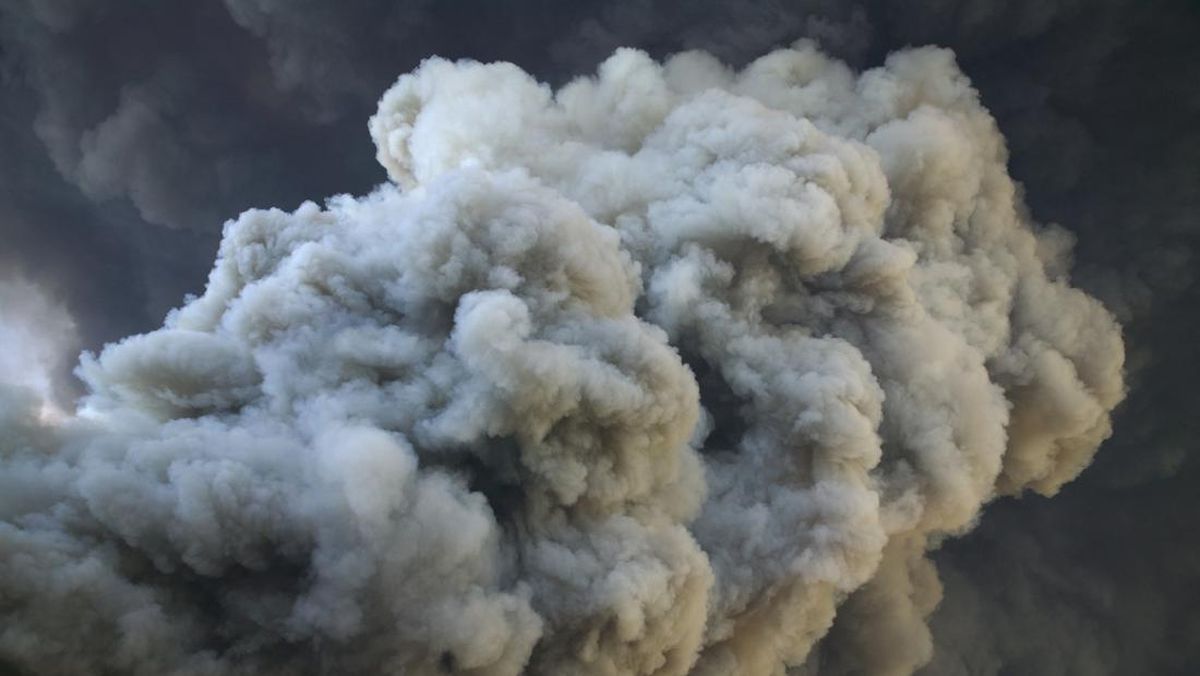 Lantai Rumah Warga Surabaya Mengeluarkan Asap dan Panas Misterius