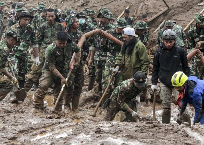 Pencarian TNI dan Warga Korban Longsor di Cisarua KBB