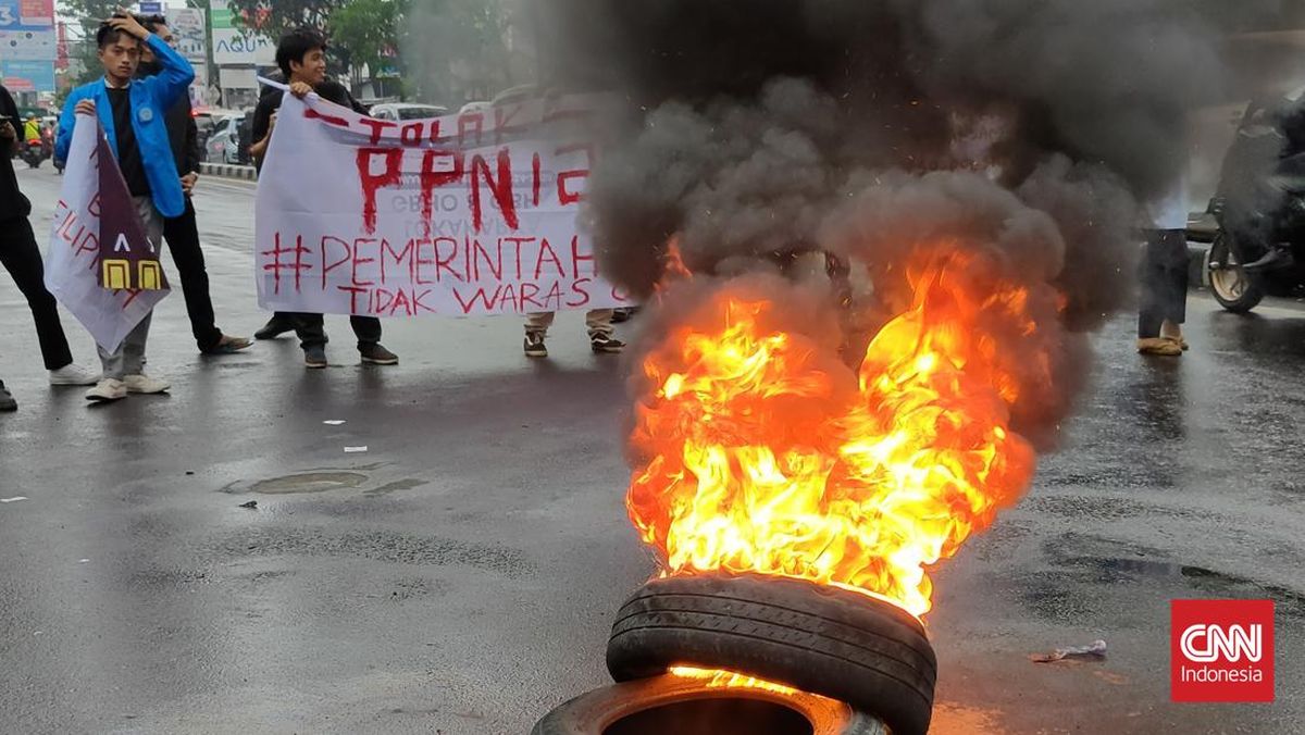 Mahasiswa dan Warga Tutup Jalur Trans Sulawesi Selama Tiga Hari Tuntut Pemekaran