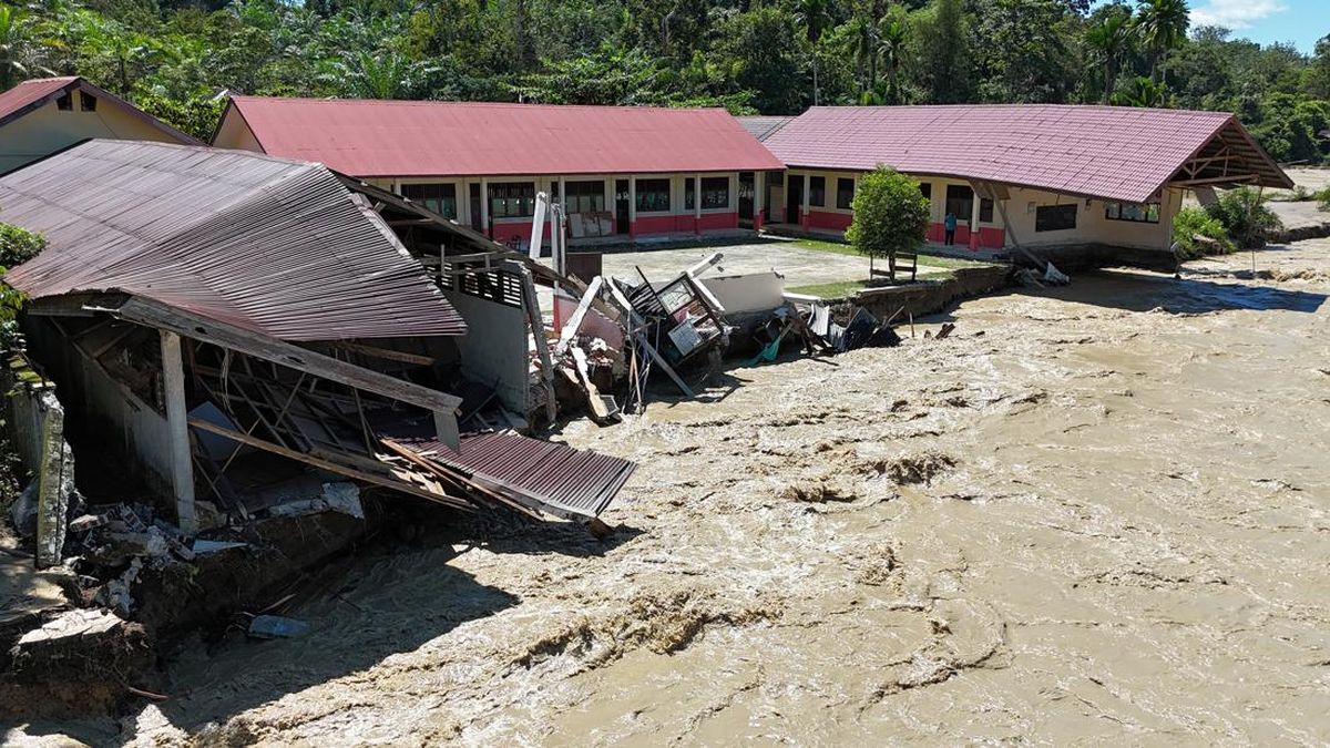 Jalan Putus, Bantuan Dikirim ke Sikundo Aceh Barat Menggunakan Helikopter