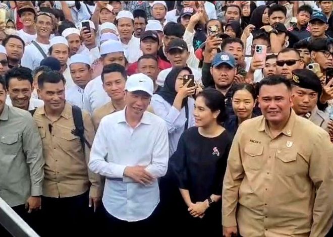 Jokowi Hadiri Kirab PSI di Tegal, Tertawa Melihat Kaesang yang Membuka Acara