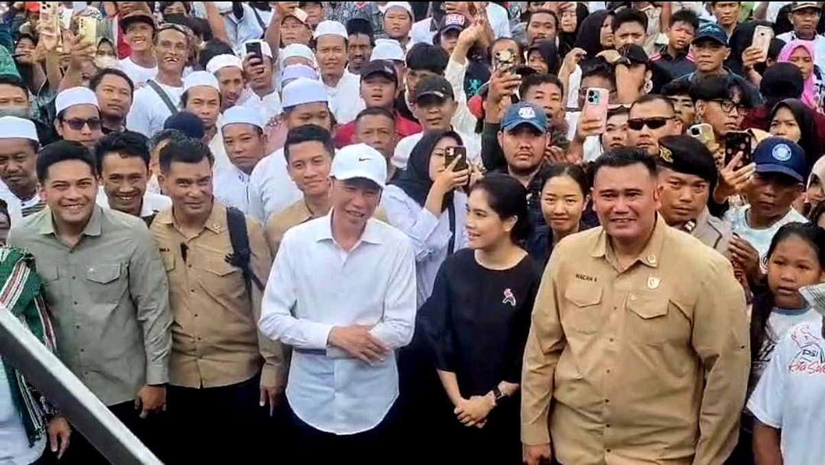 Jokowi Hadiri Kirab PSI di Tegal, Tertawa Melihat Kaesang yang Membuka Acara