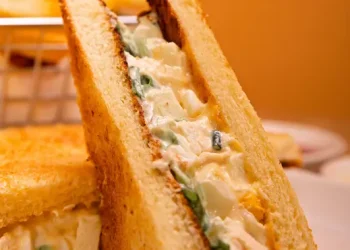 Resep Sandwich Salad Ayam ala Deli Amerika yang Creamy dan Mudah Dibuat