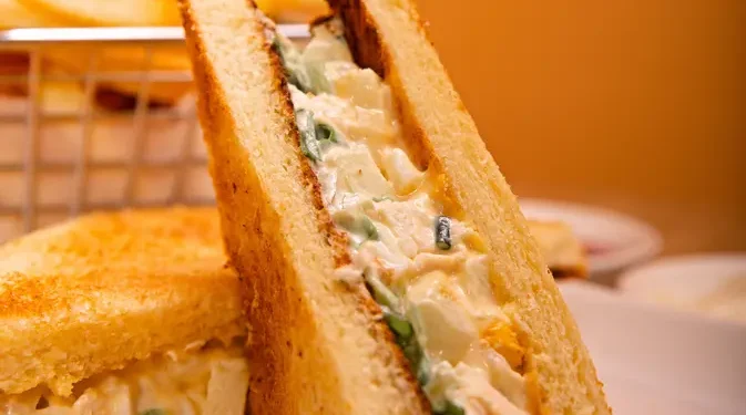 Resep Sandwich Salad Ayam ala Deli Amerika yang Creamy dan Mudah Dibuat